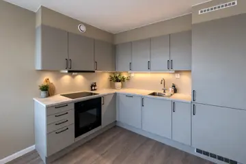 Bildet er innredet med møbler ved hjelp av KI.