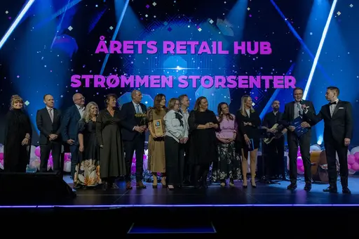 Thon Senter Strømmen-team på scenen og får prisen Årets Retail Hub 2025