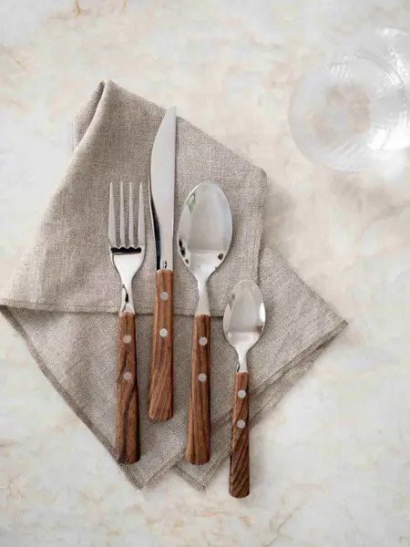 Linserviett med bestikk på.