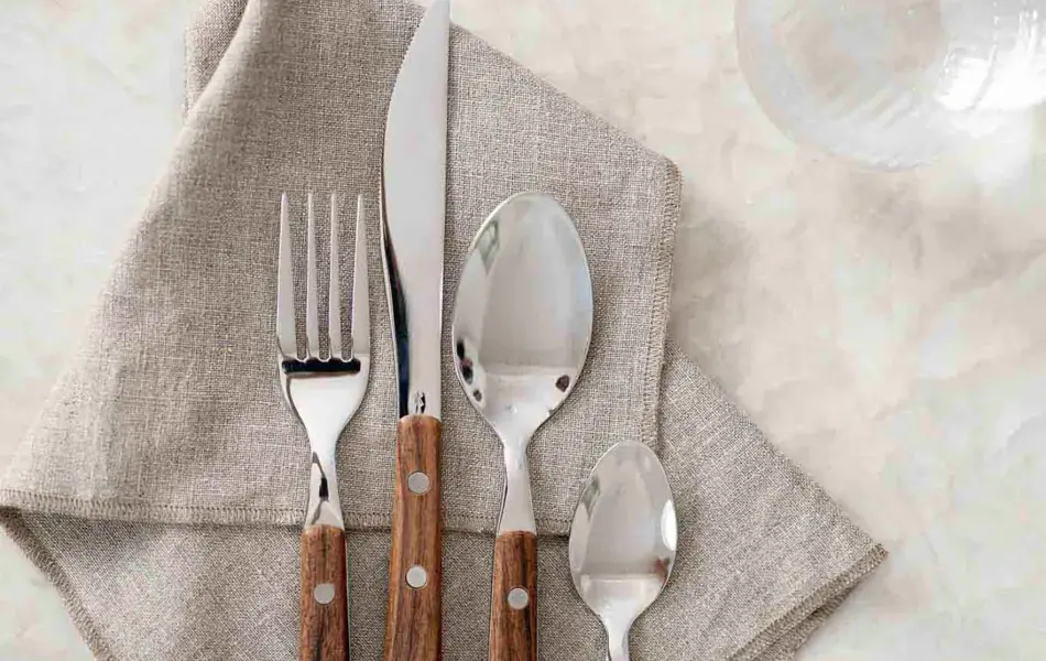 Linserviett med bestikk på.