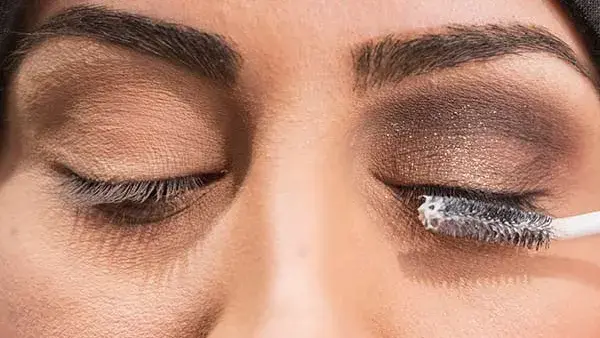 Øyne som blir sminket