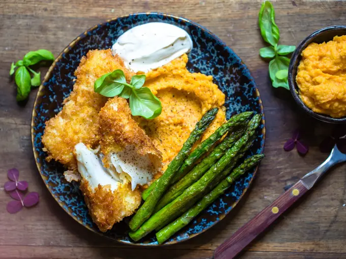 fiskepinner med søtpotetmos og asparges