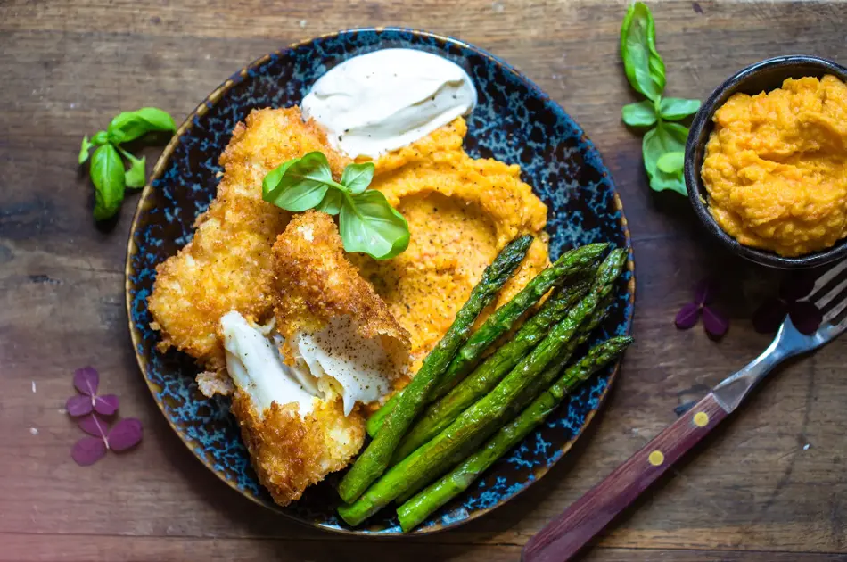 fiskepinner med søtpotetmos og asparges