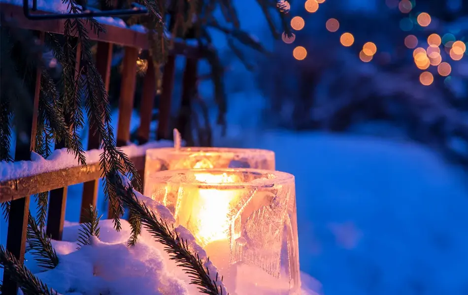 Tente lykter står i snøen