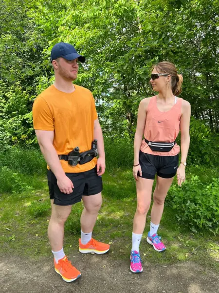 Gutt og jente utendørs i treningstøy