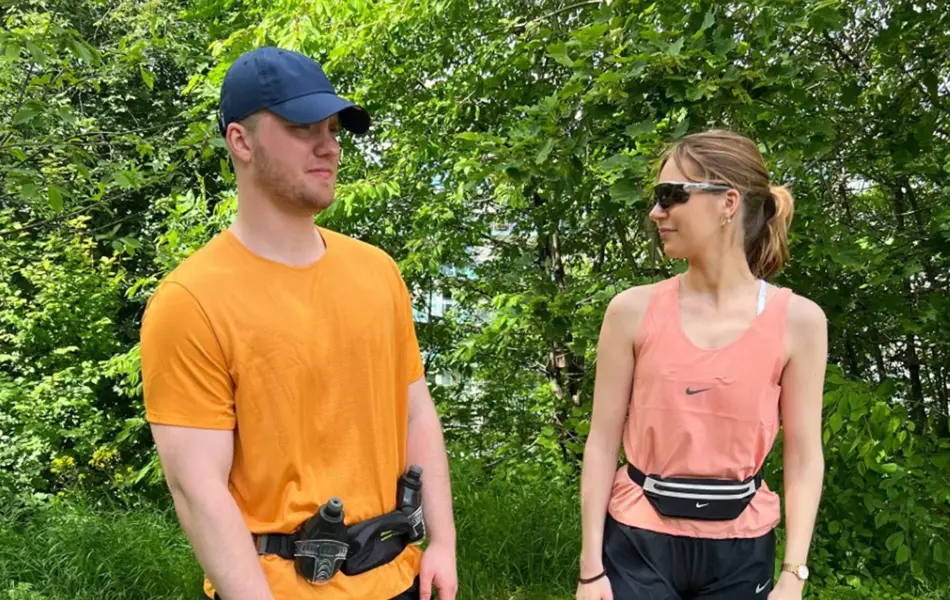 Gutt og jente utendørs i treningstøy