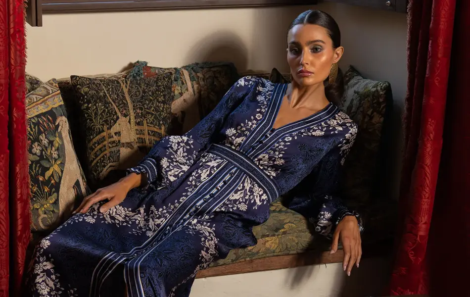 Dame sitter henslengt i en sofa