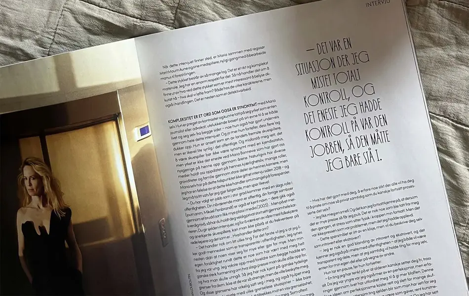 Solbriller på et fat sammen med et magasin og kopp med iskaffe