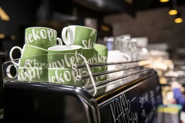 Skravlekopper på en kaffemaskin