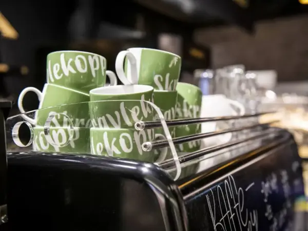 Skravlekopper på en kaffemaskin