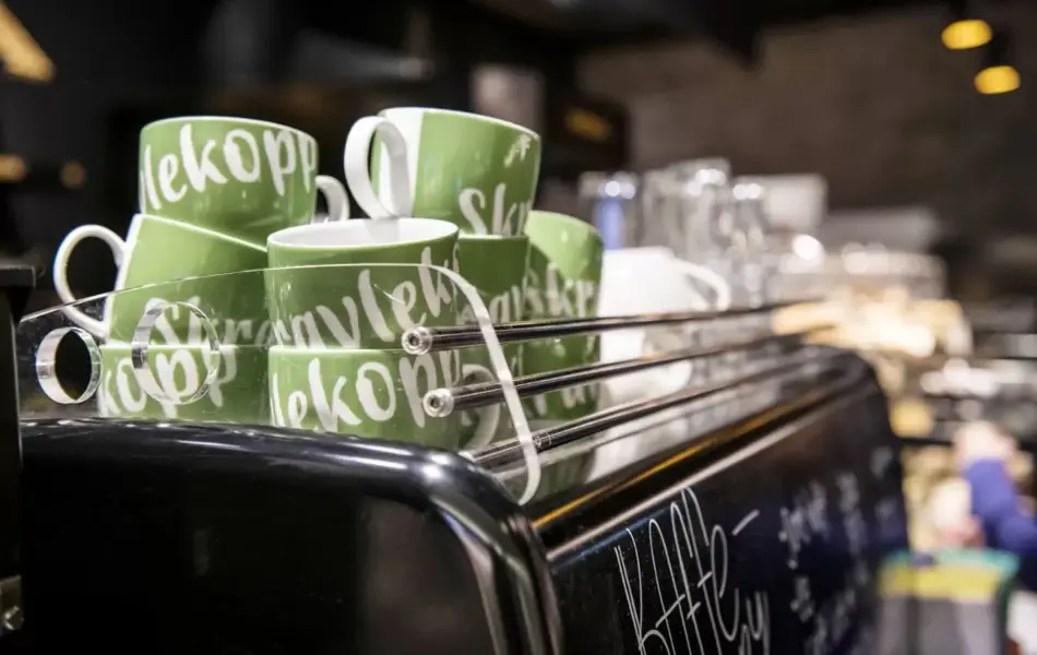 Skravlekopper på en kaffemaskin