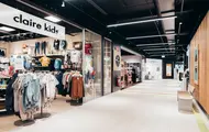 Bildet viser et utvalg av butikkene innendørs på Osaen Storsenter i Straume. 