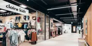 Bildet viser et utvalg av butikkene innendørs på Osaen Storsenter i Straume. 