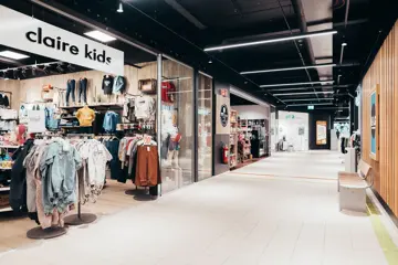 Bildet viser et utvalg av butikkene innendørs på Osaen Storsenter i Straume. 