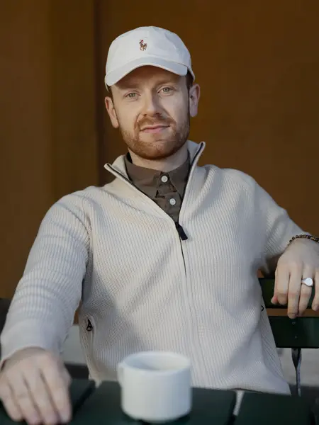 Mann som lener seg i en stol