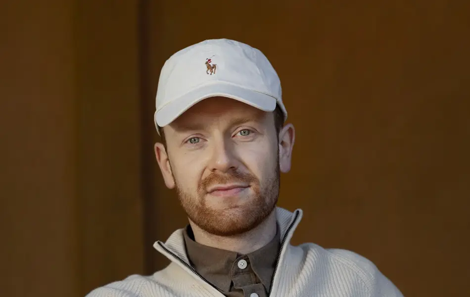 Mann som lener seg i en stol