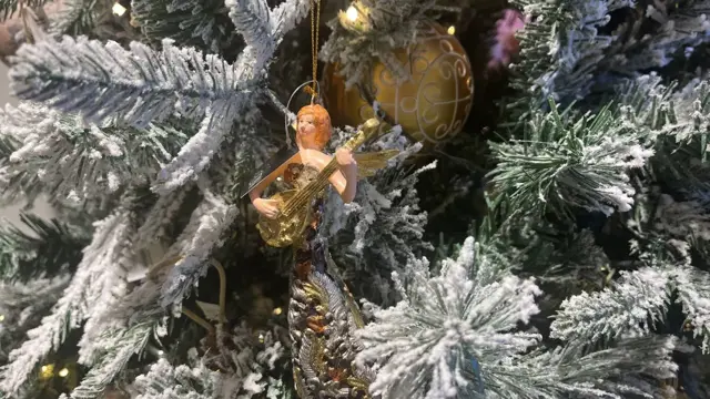 Juletre kvist med engel og kule