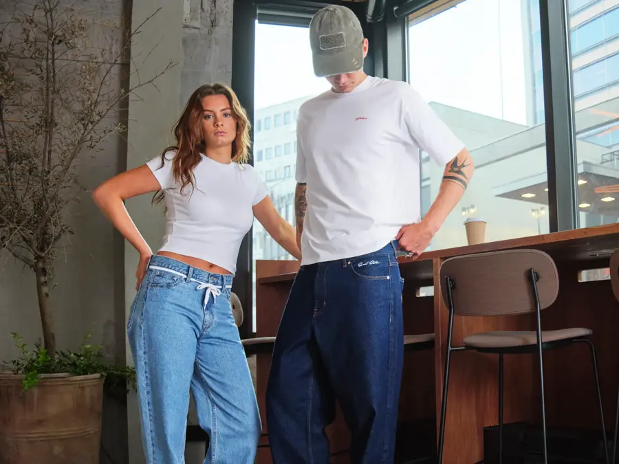  To modeller står, en ser ned og en ser inn i kameraet