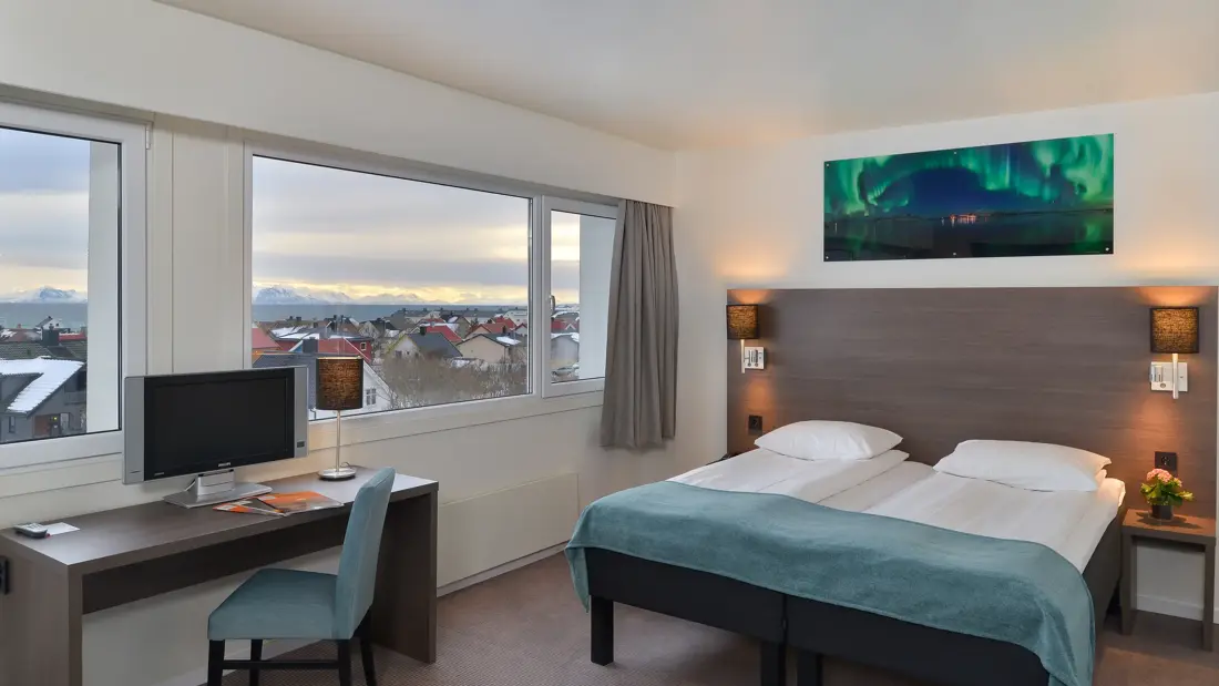 Business room med dobbeltseng og utsikt