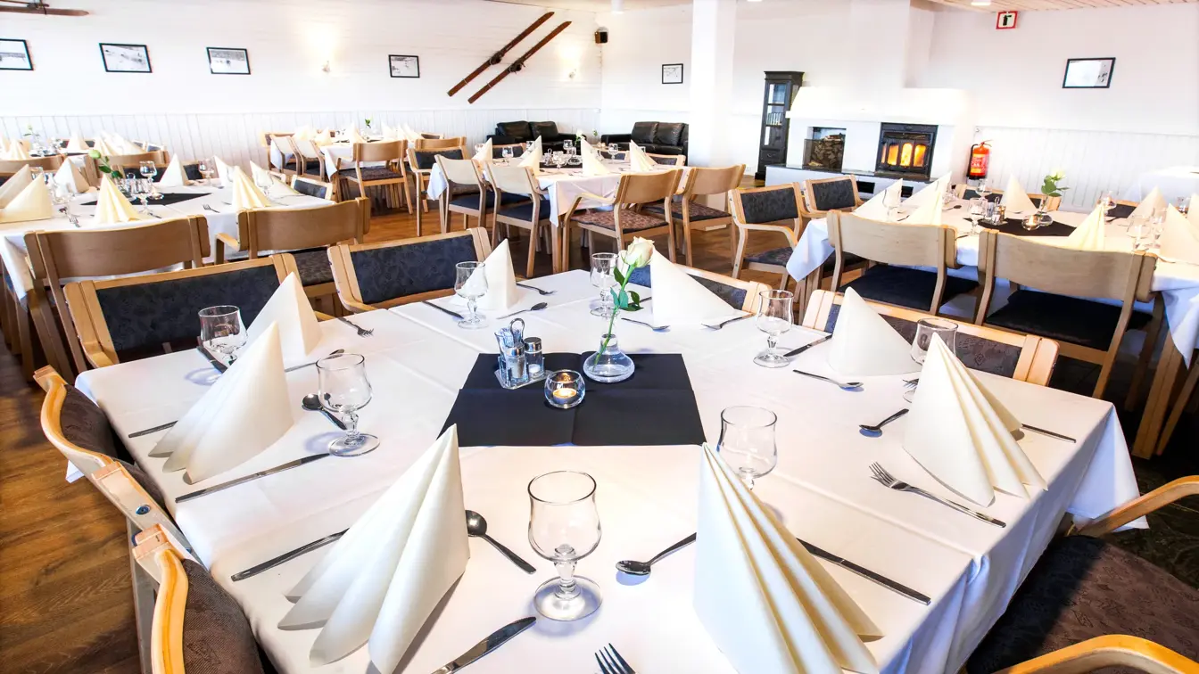 Dekket bord i Peisestua på Thon Hotel Måløy