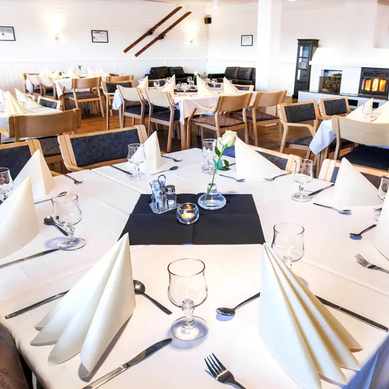 Dekket bord i Peisestua på Thon Hotel Måløy
