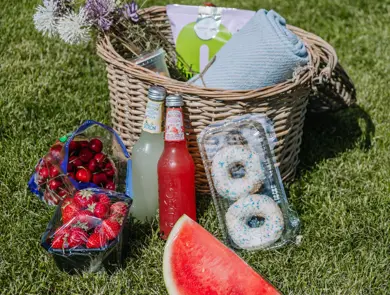 Piknikkurv på gresset