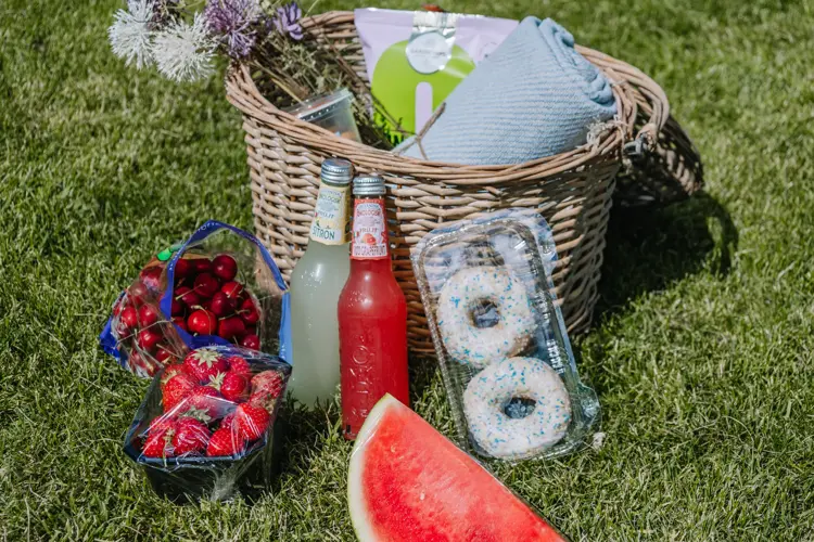 Piknikkurv på gresset