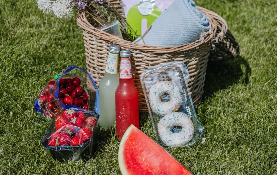 Piknikkurv på gresset