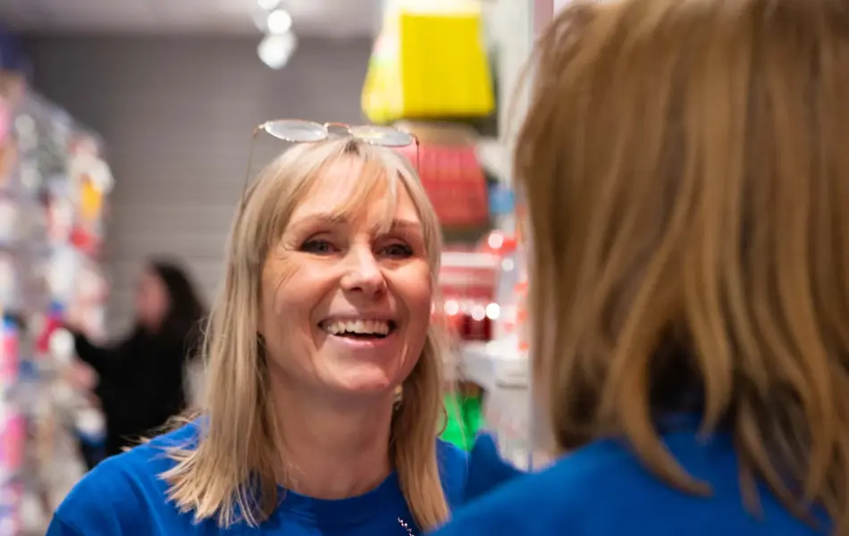 Ella og en til som snakker sammen