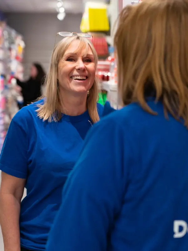 Ella og en til som snakker sammen