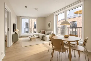Lys stue med åpen kjøkkenløsning og spiseplass. Bildet er digitalt møblert.