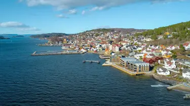Bildet viser dronefoto av boligprosjektet Lehmanns Brygge i Drøbak.