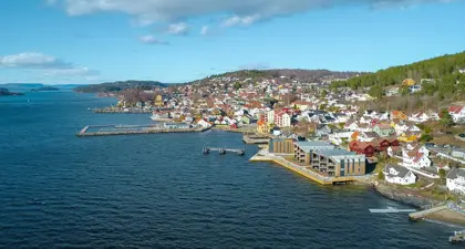Bildet viser dronefoto av boligprosjektet Lehmanns Brygge i Drøbak.