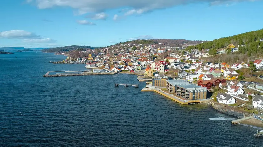 Bildet viser dronefoto av boligprosjektet Lehmanns Brygge i Drøbak.