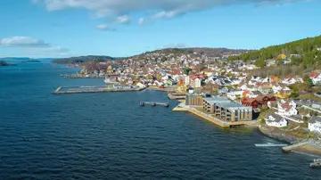 Bildet viser dronefoto av boligprosjektet Lehmanns Brygge i Drøbak.