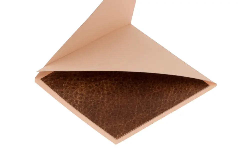 Steg 3, to papirbiter limt sammen som skal bli "monster"bokmerke