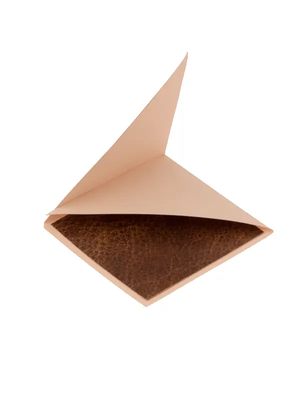 Steg 3, to papirbiter limt sammen som skal bli "monster"bokmerke