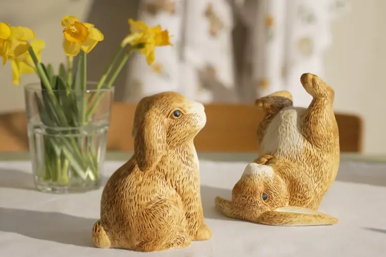 Heldigvis finnes det mange enkle måter å skape den gode påskestemningen på. Vi viser deg hvordan du pynter med hjemmesnekret stearinlys, påskeegg og gåsunger. 