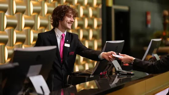 Fotoshoot av medarbeidere på Thon Hotels, på oppdrag av HR til rekruttering. Men kan brukes utover dette formål.