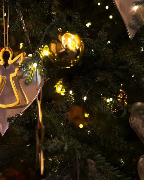 Nærbilde av julepynt på juletre