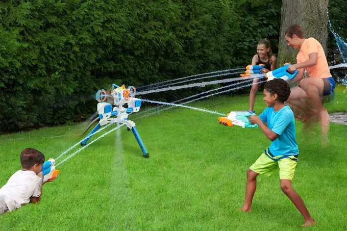 Barn og voksne som har vannkrig