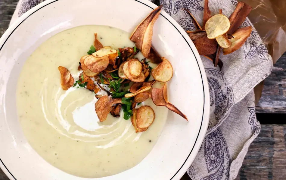Nærbilde av potetsuppe pyntet med kantarell