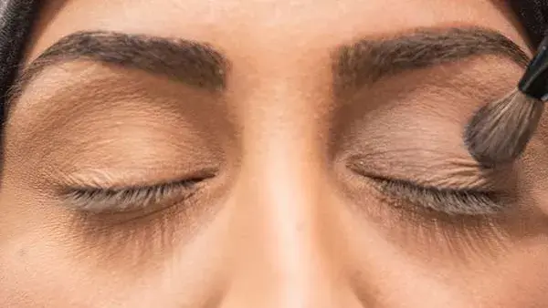 Øyne som blir sminket