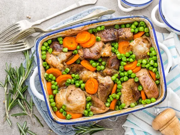 Meat baked with carrot and green peas