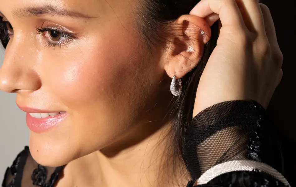 Øredobber fra Mestergull og armbånd fra Glitter. 