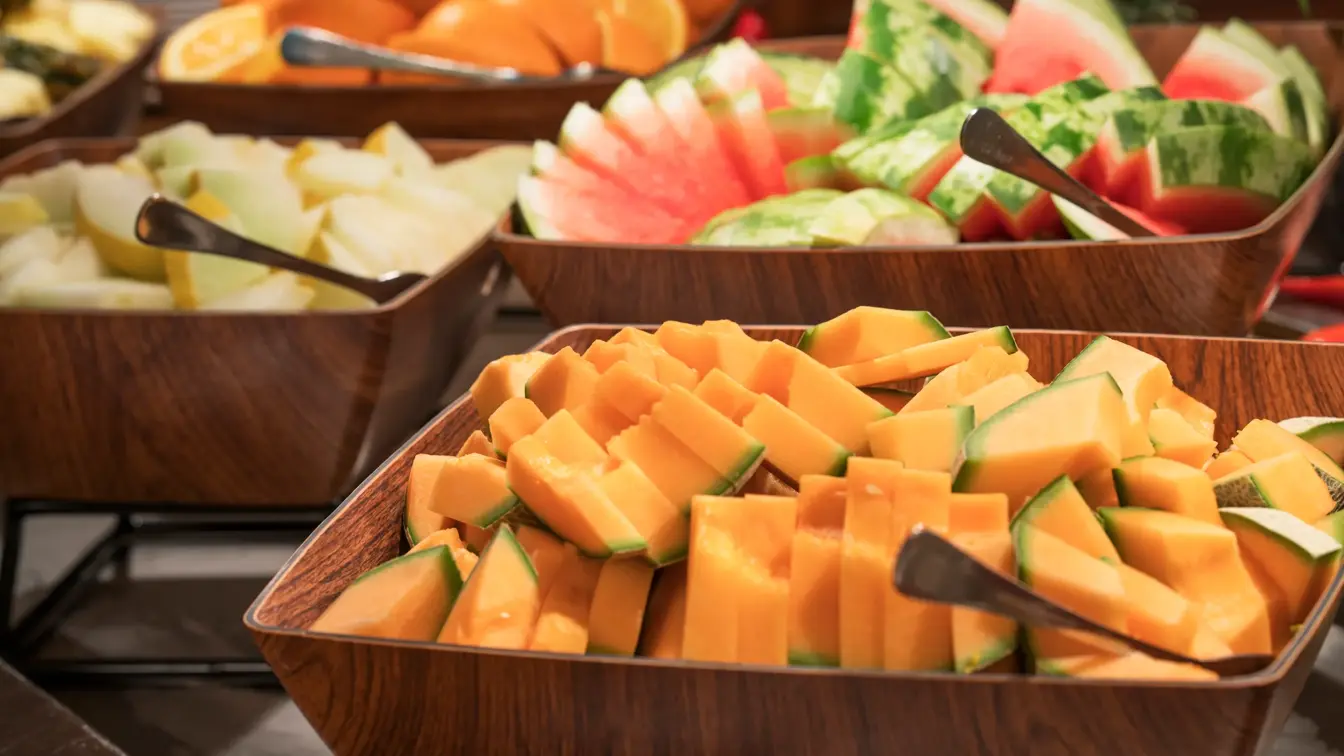 Opphakket frukt, melom og appelsin på Thon Hotel Skeikampen