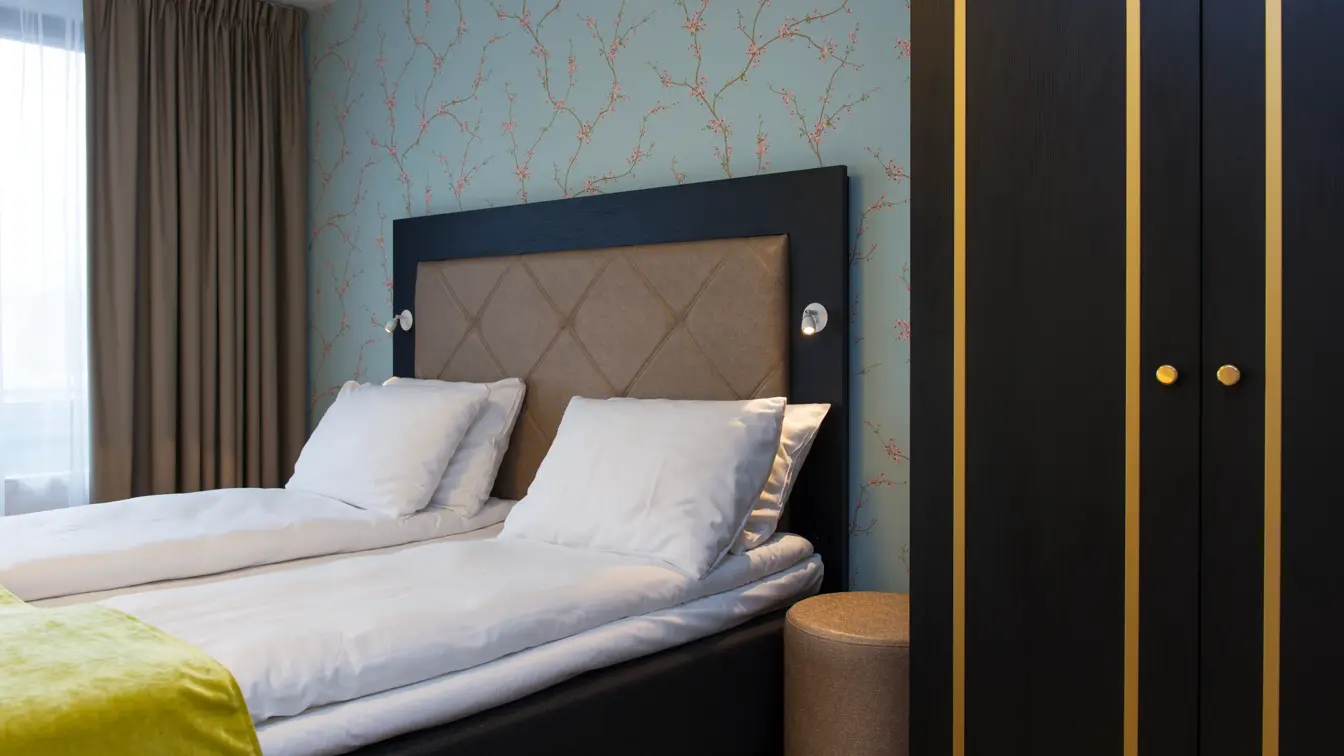 Dobbeltseng på juniorsuite på Thon Hotel Slottsparken i Oslo sentrum rett ved Karl Johan