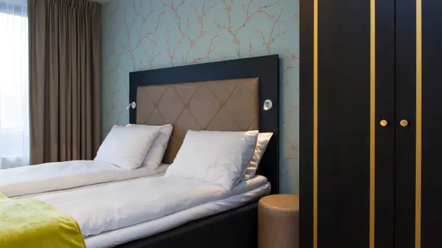 Dobbeltseng på juniorsuite på Thon Hotel Slottsparken i Oslo sentrum rett ved Karl Johan