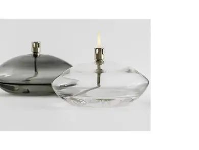 to oljelamper, en i klart glass og en sotet