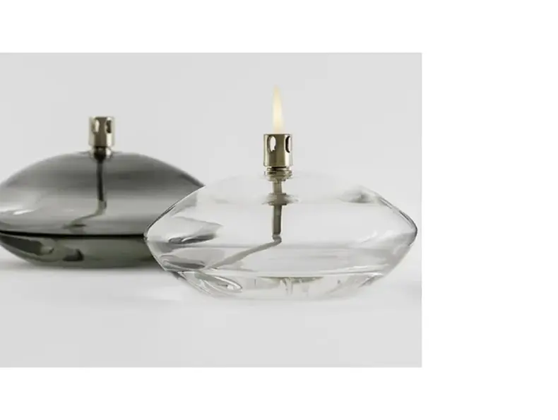 to oljelamper, en i klart glass og en sotet